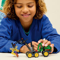 LEGO Technic John Deere 1470H Wheeled Harvester 42218